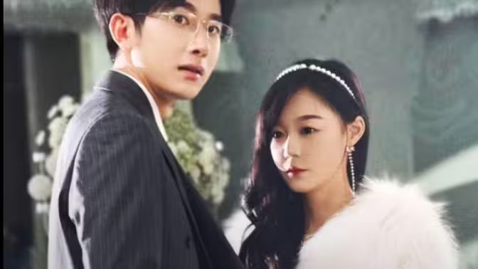 电影：替身女配拿稳白月光剧本