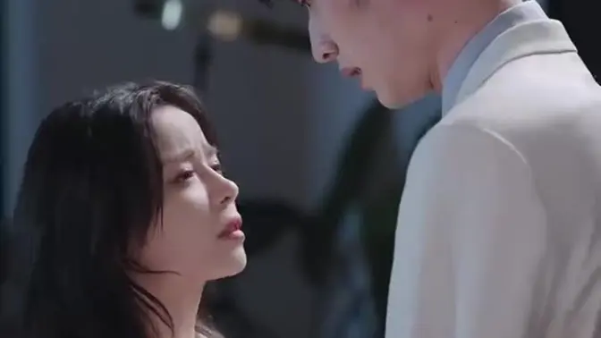 电影：重生后她转身投入死对头怀抱